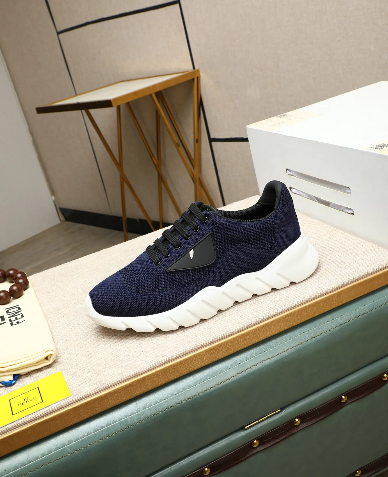 Men's Men's Shoes 💰680 Fendi Fendi's latest Tag series of men's casual mesh sports running shoes, originally purchased and developed, this Tag sports shoe is a one-leg sneaker, made of black high-tech mesh material with gray neoprene details. Oversized FENDI lettering on the side and translucent rubber details. Light and flexible rubber running shoe soles, beautifully packaged at the delivery counter, customized breathable lining, original molded foam rubber outsole, sole thickness: 3.5CM! Size: 39-44 (customized at 38.45.46)
